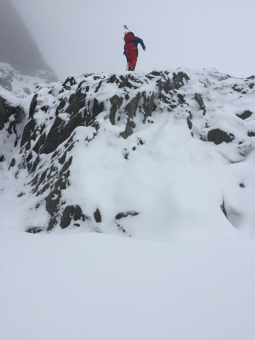 Bergsteiger im Neuschnee