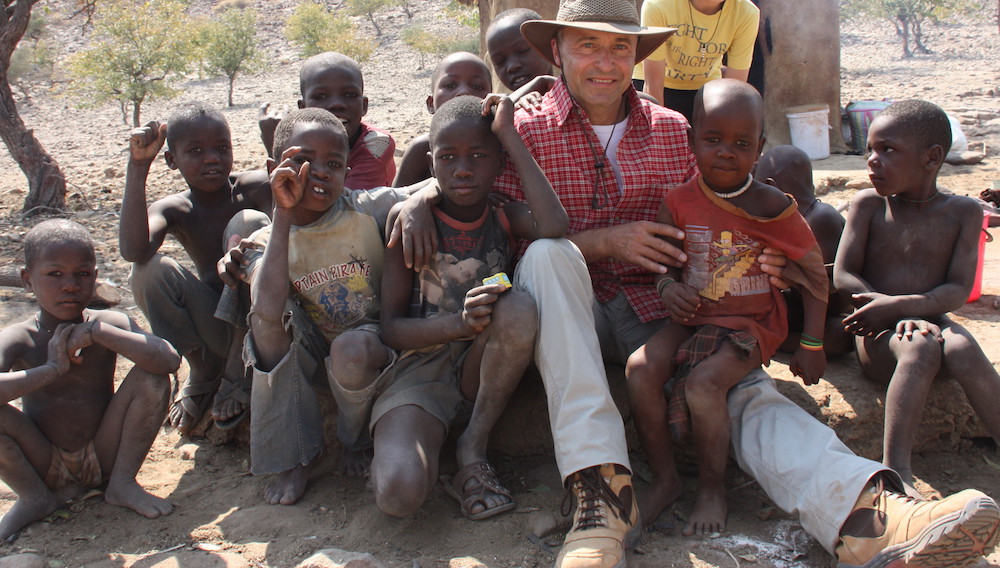 Ralph Guttenberger mit Kindern des Himba-Volkes in Namibia