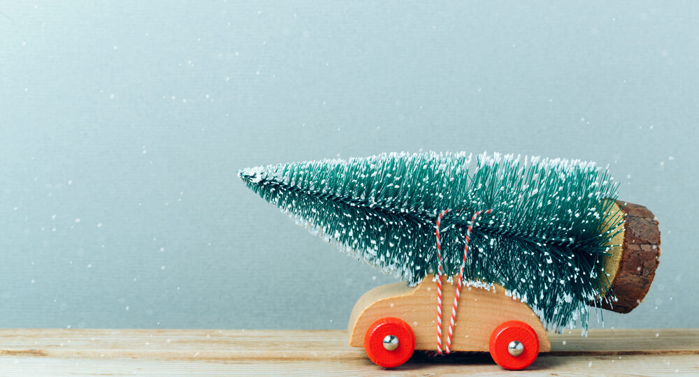 Weihnachtsbaum auf einem Spielzeugauto - Weihnachtspause